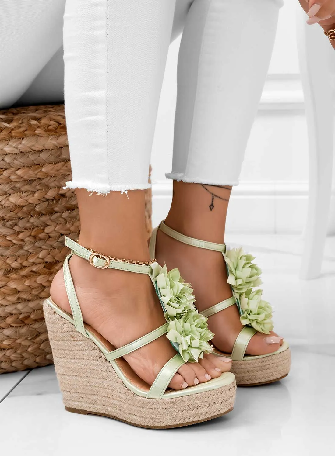 Sandali espadrilles verdi in raso con fiore applicato